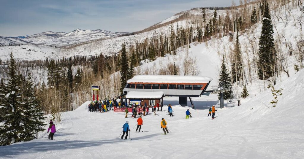 Skiers on the slopes of a ski resort in the mountains | Burg Simpson