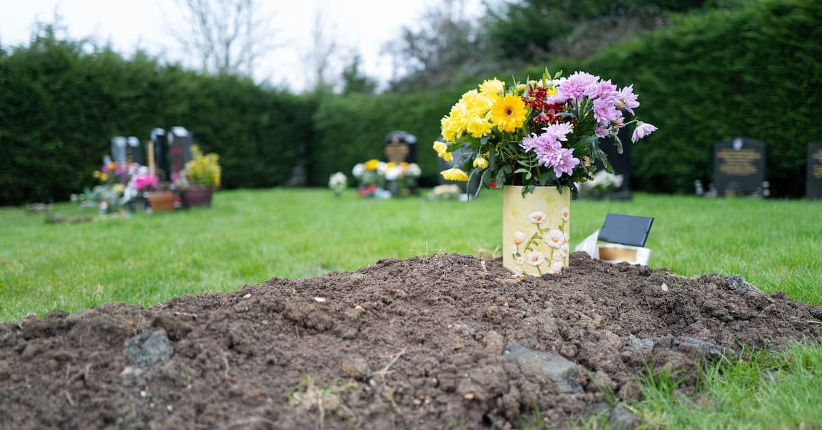 Gravesite of a green, natural burial | Burg Simpson