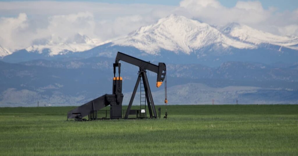 Oil pumpjack at the foot of the Rocky Mountains in Colorado | Burg Simpson