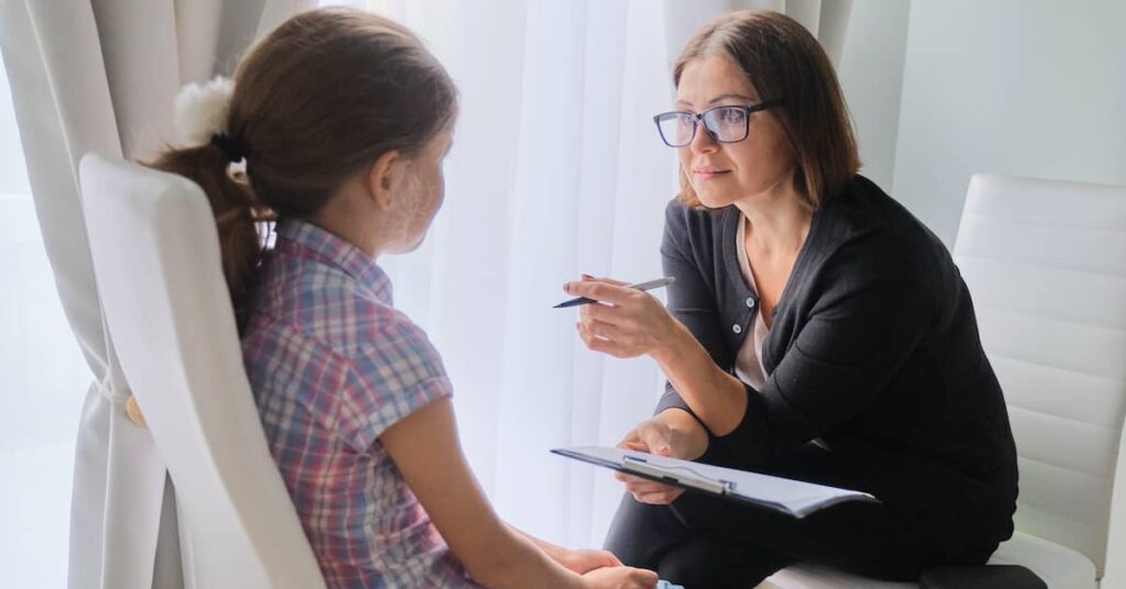 Young girl meeting with child psychologist | Burg Simpson
